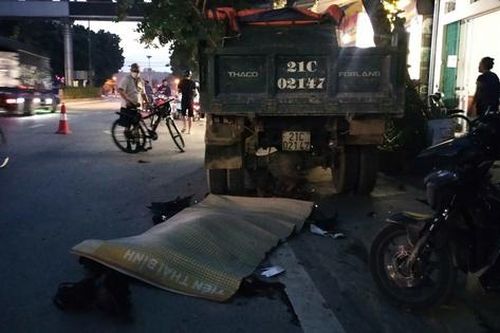 Một người tử vong tại chỗ khi xe máy lao vào ô tô đỗ ven đường