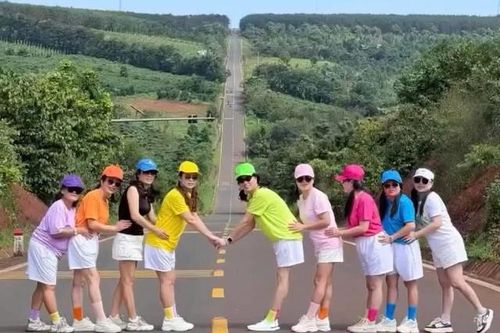 Công an thông tin về 9 phụ nữ dàn hàng ngang đường chụp ảnh