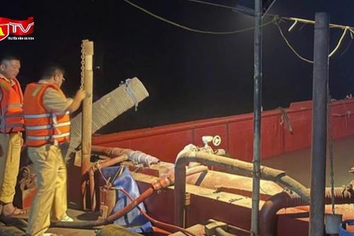 Bắt giữ 5 tàu khai thác cát trái phép ở cửa biển Nam Định