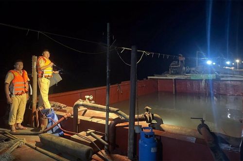 Liên tiếp phát hiện 5 tàu khai thác cát trái phép tại Nam Định
