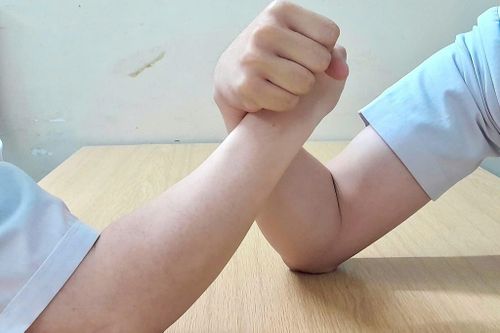 Nam sinh biến dạng cánh tay sau trò chơi quen thuộc