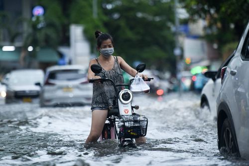Mưa lớn vào giờ tan tầm, người dân TP.HCM bì bõm lội nước về nhà