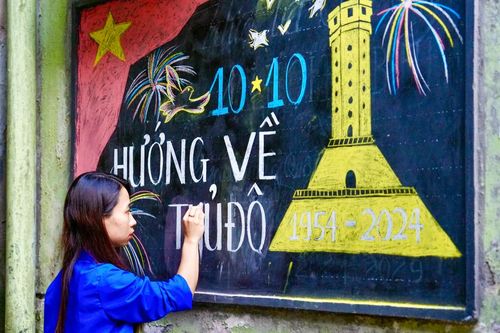 Bảng tin tổ dân phố 'thay áo mới' bằng nét vẽ của Nhân dân Thủ đô