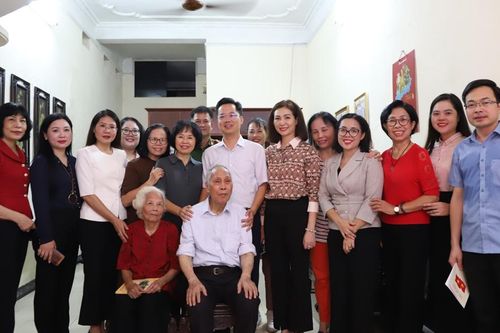 Quận Hoàn Kiếm thăm, tặng quà người có công dịp 70 năm Giải phóng Thủ đô