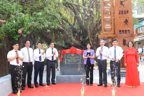 Gắn biển công trình cải tạo, chỉnh trang đô thị khu vực hồ Ngọc Khánh