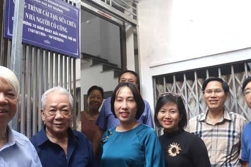 Quận Hai Bà Trưng: Đảng ủy Khối DN hỗ trợ người có công sửa chữa nhà