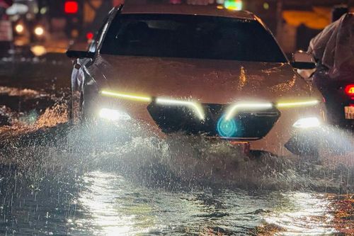 Quảng Ngãi: mưa xối xả, nhiều phương tiện 'bơi' trong biển nước