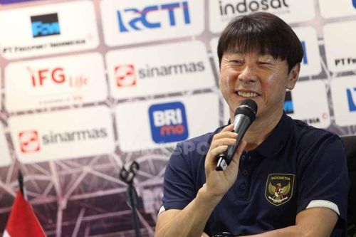 Huyền thoại Indonesia thừa nhận HLV Shin Tae Yong gặp may, cầu thủ bản địa không phù hợp triết lý nên phải nhập tịch