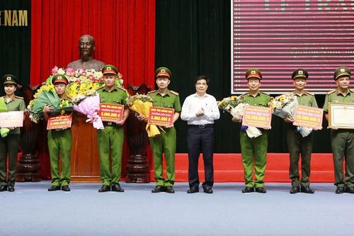 Chủ tịch UBND tỉnh Quảng Nam khen thưởng thành tích triệt phá đường dây cá độ bóng đá 200 tỷ đồng