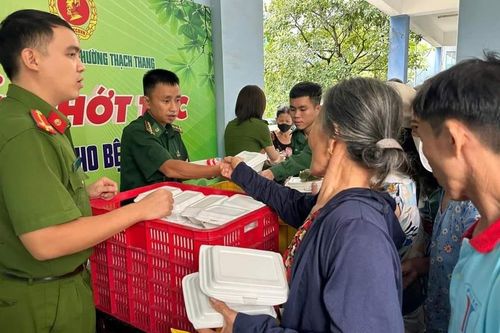 Trao tặng hàng trăm suất ăn miễn phí cho bệnh nhân có hoàn cảnh khó khăn