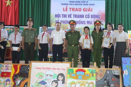 Trao giải Hội thi vẽ tranh cổ động về phòng, chống ma túy tại trường học