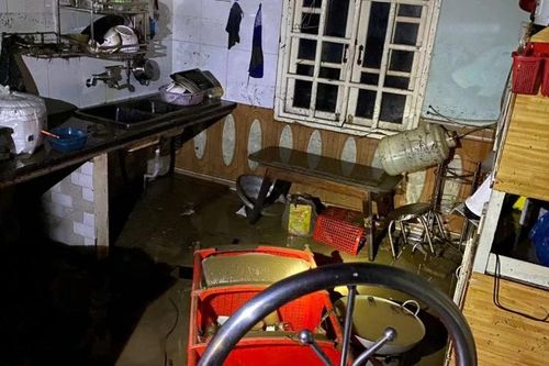 Lâm Đồng: Mưa lớn gây ngập nhà dân ven suối, ngập cục bộ Quốc lộ 20