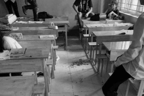Nữ sinh lớp 10 dùng dao bầu 'xử' bạn ngay tại lớp học