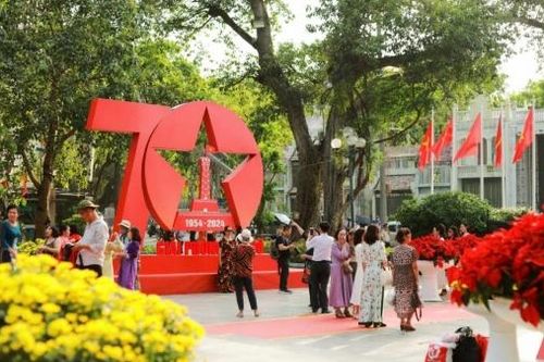 Hà Nội rực rỡ trong biển cờ hoa đón mừng kỷ niệm 70 năm giải phóng Thủ đô