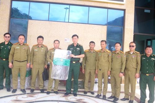Trao tặng vật chất, trang thiết bị cho Lào