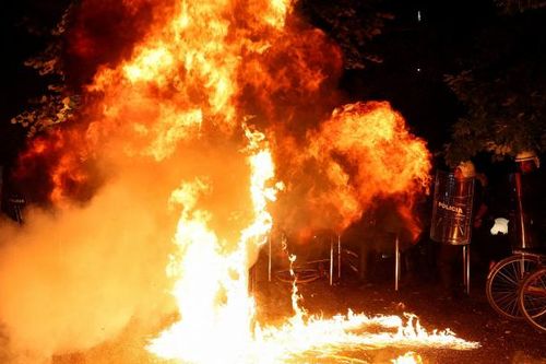 Nhóm biểu tình phản đối chính quyền Albania ném bom xăng, đụng độ với cảnh sát
