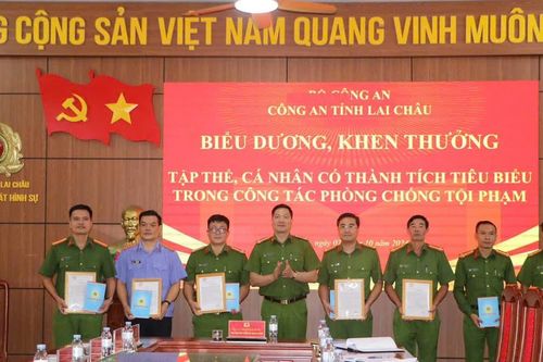 Khen thưởng lực lượng công an phá 2 vụ trọng án ở Lai Châu
