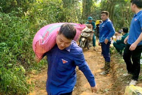 Mở đường chuyển nhu yếu cho khoảng 7.000 người bị cô lập ở Phú Thọ