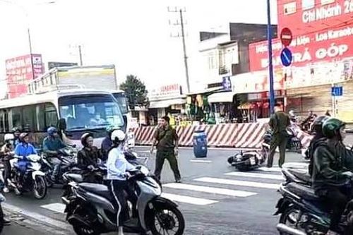 Tên cướp gây tai nạn rồi bỏ xe chạy trốn, đường ùn ứ kéo dài