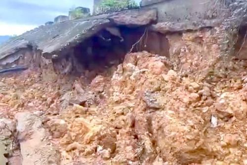 Bờ kênh trăm tỉ chưa hết bảo hành bị sụt lún nghiêm trọng