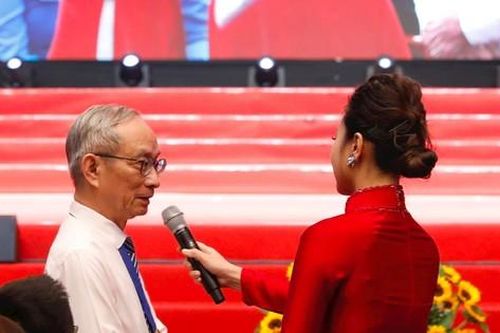 Nhiều người bật khóc nghe chia sẻ của 'ông nội 22 trẻ em Làng Nủ'