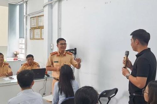 CSGT chỉ cách giảm tai nạn giao thông do 'điểm mù' của ô tô