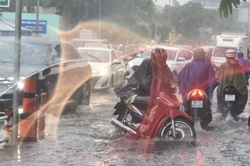 Mưa trắng trời ở TPHCM, giao lộ dẫn vào sân bay Tân Sơn Nhất ngập chưa từng thấy