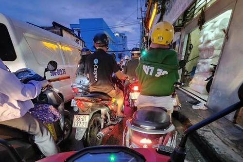 Người dân TPHCM vật vã tìm đường về nhà sau trận mưa trắng trời