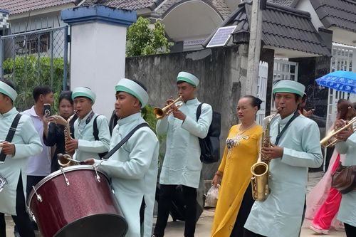 Con gái chủ trại hòm cưới anh thổi kèn đám ma ở Long An: Lễ cưới rộn tiếng kèn tây