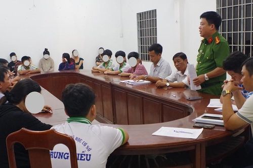 Vụ nam sinh bị đánh giữa lớp: Hiệu trưởng và 2 giáo viên có sai phạm