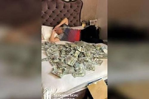 Video quan chức Ukraine nằm trên giường cùng đống tiền bị bắt