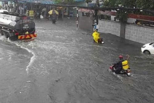 Nước như lũ quét sau mưa ở TP Thủ Đức, cuốn trôi cả xe máy