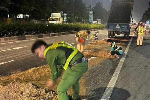 Xe nâng hàng làm đổ nhớt tràn lan, CSGT và người dân mướt mồ hôi xử lý