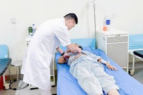 Bị thủng ruột do thói quen ngậm tăm sau bữa ăn