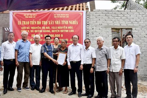 Trao 100 triệu đồng hỗ trợ xây dựng nhà tình nghĩa ở TX. Hoàng Mai và huyện Quỳnh Lưu