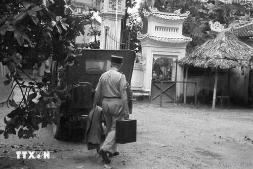Lính Pháp lặng lẽ rút khỏi Hà Nội, người dân ngóng chờ đoàn quân giải phóng