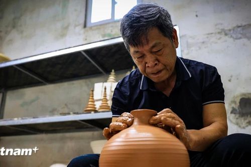 Gia đình nghệ nhân hơn nửa thế kỷ gìn giữ nghề truyền thống 'hóa thổ thành kim'