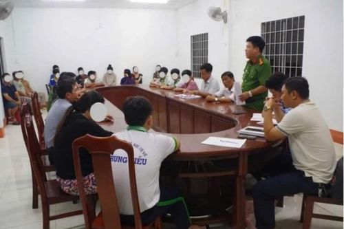 Vĩnh Long: Đình chỉ học tập các học sinh đánh hội đồng bạn trong lớp học