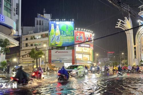Nhiều tuyến đường thành phố Long Xuyên ngập nặng sau mưa