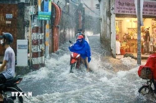 Nhiều tuyến đường ở Thành phố Hồ Chí Minh ngập sâu trong nước