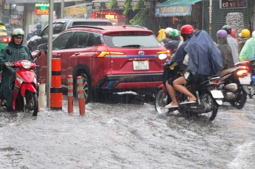 TP Hồ Chí Minh: Mưa lớn gây ngập, người dân di chuyển khó khăn