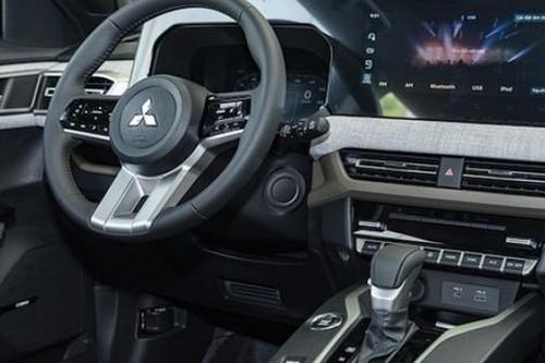 Mitsubishi Xforce Ultimate giá ngang Xpander Cross 2023: Chọn xe nào?