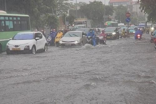 Thành phố Hồ Chí Minh mưa trắng trời, đường phố ngập trong 'biển nước'
