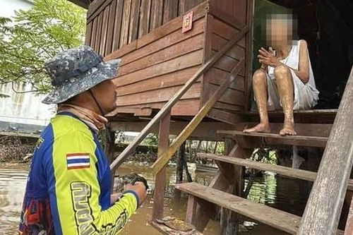 Rơi nước mắt cảnh cụ bà 90 tuổi mắc kẹt trong ngôi nhà 2 tầng vì lũ lụt
