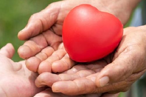 Mẹ hạnh phúc khi cùng con làm việc thiện