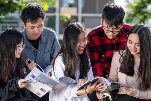 Cần chú trọng vào việc đào tạo người học có khả năng sử dụng tốt tiếng Anh thay vì điểm thi