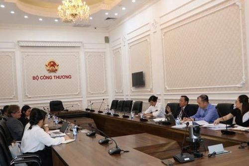Thứ trưởng Nguyễn Hoàng Long làm việc với Tổng giám đốc Tổ hợp Khu công nghiệp DEEP C