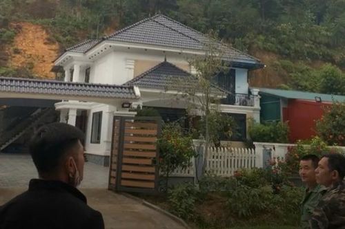 Lào Cai: Quả đồi bất ngờ sạt lở, biệt thự vừa mua bị vùi lấp