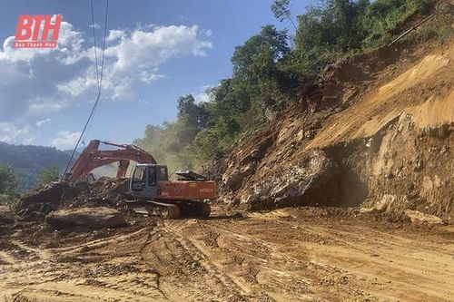 Tích cực khắc phục sạt lở trên các tuyến giao thông đường bộ