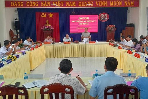 Ban Thường vụ Huyện ủy Phú Tân họp mở rộng sơ kết công tác 9 tháng của năm 2024